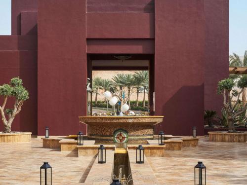 una botella de vino frente a un edificio en Mövenpick Resort & Spa Tala Bay Aqaba en Áqaba
