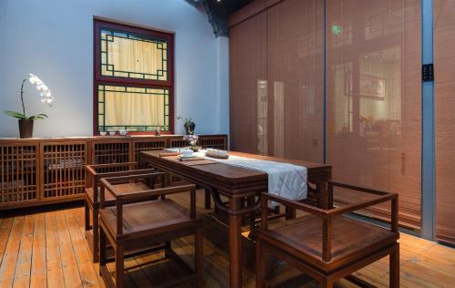 a dining room with a table and chairs at Beijing Heyuan Courtyard Hotel (Forbidden City) in Beijing