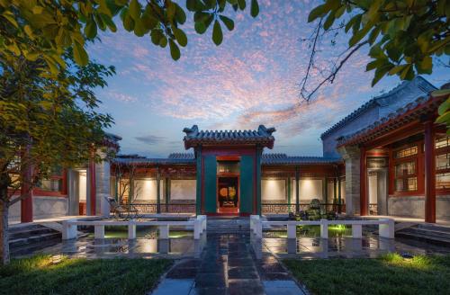 una casa con una puerta delante de ella en Beijing Heyuan Courtyard Hotel (Forbidden City), en Beijing