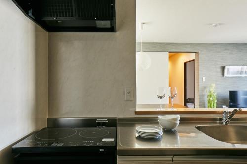 札幌市にあるPINN-S4E5のキッチン(コンロ付) 洗面台の横にあるトップオーブン