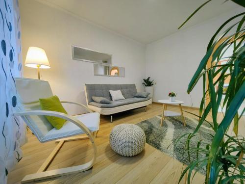 sala de estar con sofá y silla en Villa Sabina, en Fužine