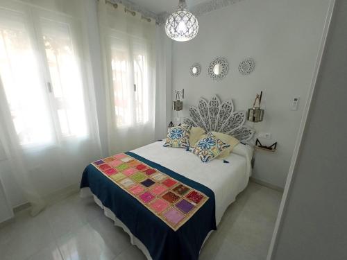 Un dormitorio con una cama con almohadas. en Los encantos de Almavir, en Córdoba