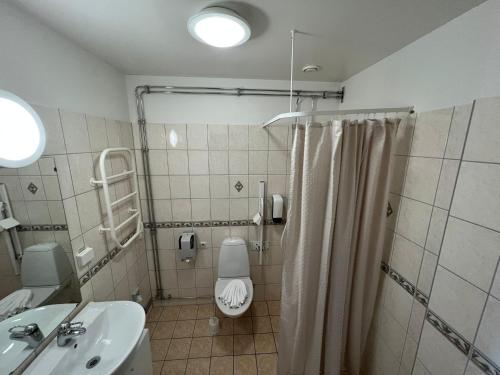y baño con aseo, lavabo y ducha. en Hotel Fritza - tidigare "Hotel Fritzatorpet" en Olofström
