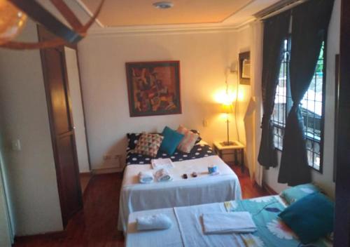 Habitación pequeña con cama y sofá en Casa hotel Mi Huila en Neiva