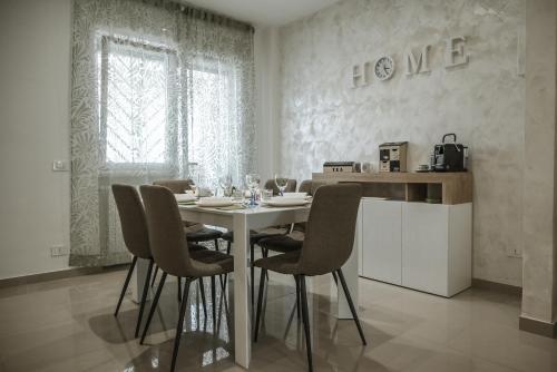 Příslušenství pro přípravu čaje a kávy v ubytování L'albero di Giada
