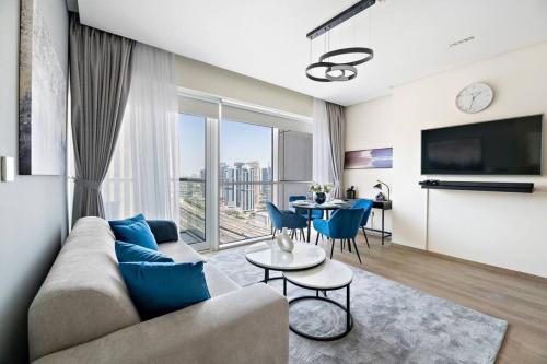 Modern Style 1 BR near Marina Mall and Metro