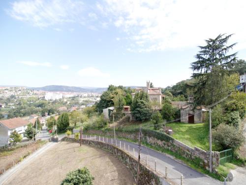 - une vue sur la ville depuis une colline dans l'établissement CASA MIRADOR REZA Alojamiento Termas, à Ourense
