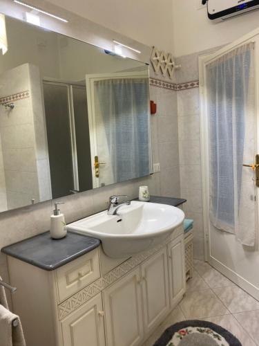 ein Bad mit einem Waschbecken und einem Spiegel in der Unterkunft Campagna Toscana - A casa di Vale in Pistoia