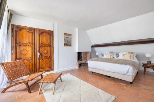 - une chambre avec un lit et une porte en bois dans l'établissement Renaissance, à Paris