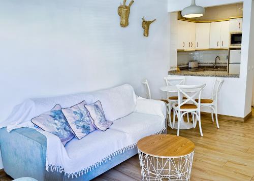 マルベーリャにあるSkol 242 Excellent One Bedroom Apartment with Sea Viewsのリビングルーム(ソファ、テーブル付)