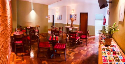 - un restaurant avec des tables et des chaises dans une salle dans l'établissement Pousada Ibituruna - Aeroporto de Congonhas, à São Paulo