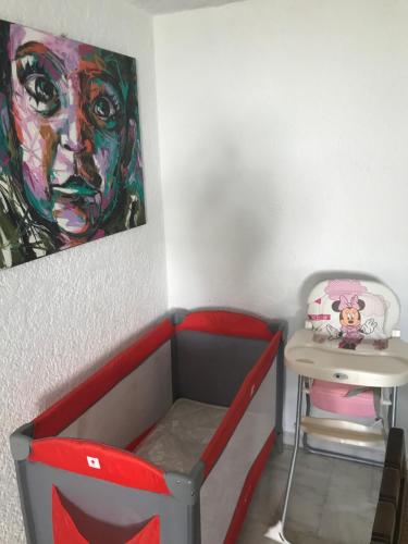 une chambre avec un lit, une table et un tableau dans l'établissement Sounio Studio, à Cap Sounion