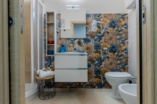 uma casa de banho com um lavatório e um WC em Dama Rossa Foligno Central Aparment em Foligno