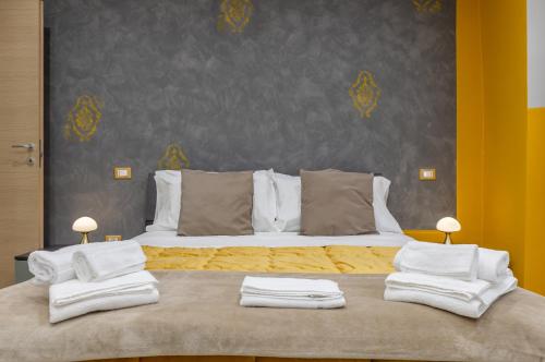 a bedroom with a bed with towels on it at Dama Rossa Foligno Central Aparment in Foligno