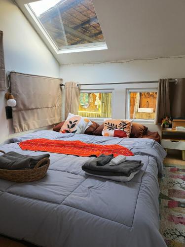 a bedroom with two beds in a room at Phu Morinn Cafe &Camping Monjam in Mon Jam