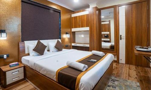 Postel nebo postele na pokoji v ubytování FabHotel Prime Tiyara Inn