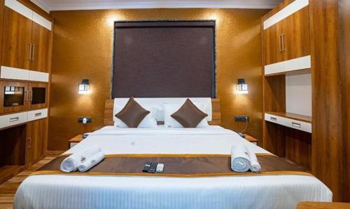 加爾各答的住宿－FabHotel Prime Tiyara Inn，一间卧室配有一张带白色床单的大床