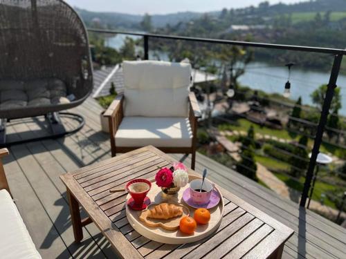 - un plateau de nourriture sur une table sur un balcon dans l'établissement Mya Lakeview Villa Biệt Thự, à Bảo Lộc
