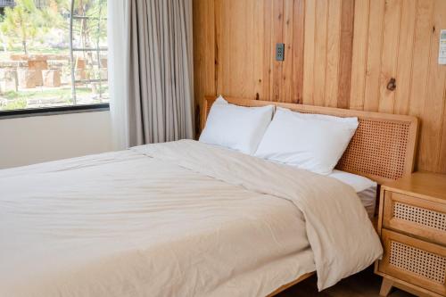Giường trong phòng chung tại Mya Lakeview Villa Biệt Thự