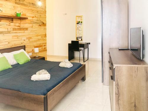 a bedroom with a bed with towels on it at XL Central Home - Sleeps 10 people in Pieta