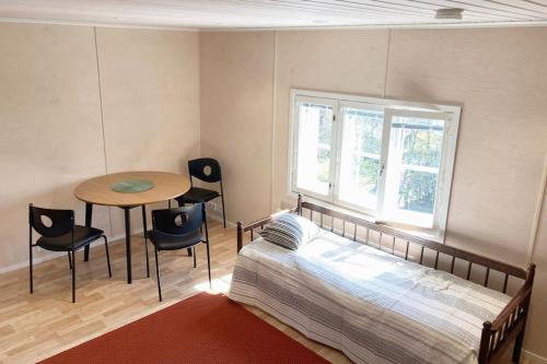 圖爾庫的住宿－Uusi asunto, upea sijainti，卧室配有一张床和一张桌子及椅子