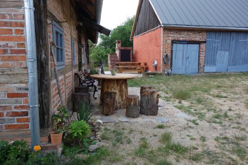 a picnic table in a yard next to a brick building at 200 Years of History in Woldenberg Neumark