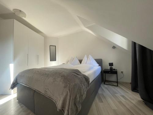 1 dormitorio con 1 cama grande con sábanas blancas en StayEasy Apartments Graz A5, en Graz