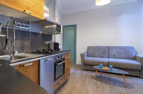 - une cuisine avec un canapé et une table dans une chambre dans l'établissement 36ROS Superbe appartement cosy centre ville, à Marseille