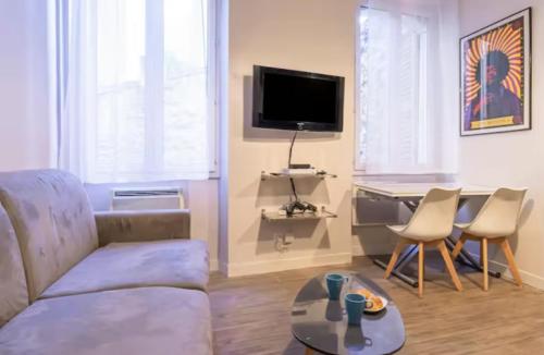un salon avec un canapé et une table dans l'établissement 36ROS Superbe appartement cosy centre ville, à Marseille