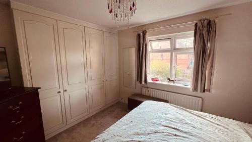 - une chambre avec un lit et une fenêtre dans l'établissement Richard's Home, à Kidderminster