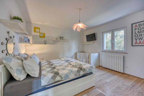 ein Schlafzimmer mit einem Bett und einem TV in der Unterkunft Villa San Paolo in Rovinj