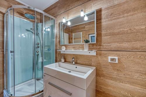 ein Bad mit einem Waschbecken und einer Glasdusche in der Unterkunft Villa San Paolo in Rovinj