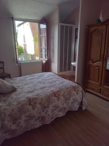 1 dormitorio con 1 cama con tocador y ventana en aurelie en Saint-Pierre-le-Moûtier