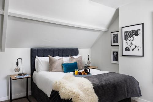 um quarto com uma cama grande e uma colcha branca em Bijoux Central Plymouth 1 Bedroom Apartment - Sleeps 5 - Habita Property em Plymouth