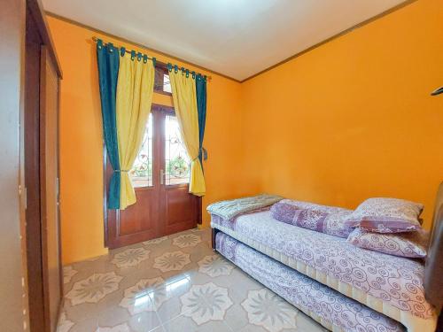 Tempat tidur dalam kamar di Villa Samsu by Puncak Holiday