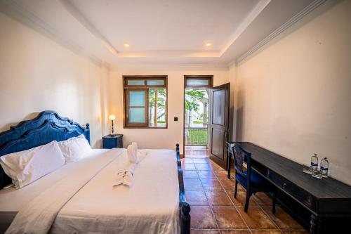 Postel nebo postele na pokoji v ubytování Pitaloka Hotel Sanur By DeWizZ Management