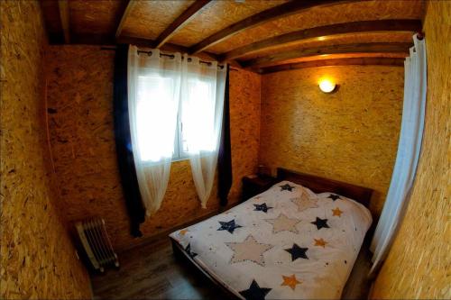 a small bedroom with a bed with stars on it at Chalet Floricia974, meublé de tourisme in Saint-Paul