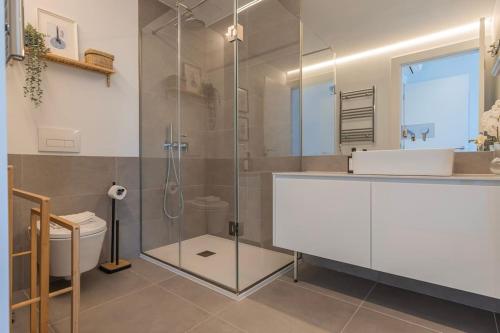ein Bad mit einer Dusche, einem Waschbecken und einem WC in der Unterkunft Oasis 28 III by Innkeeper in Lissabon