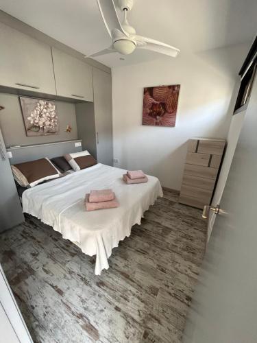 - une chambre avec 2 lits et un ventilateur de plafond dans l'établissement Mare Verde A10, à Adeje