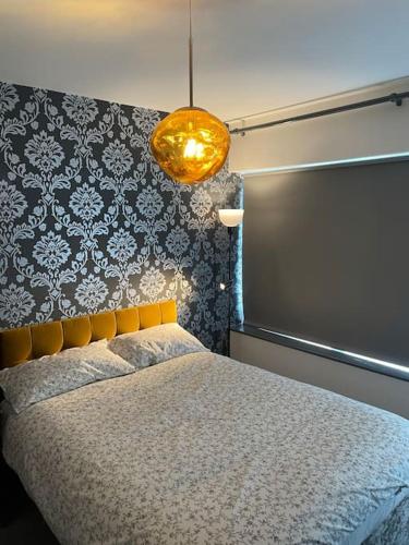 a bedroom with a bed with a large head board at A Lovely 1 Bedroom Flat / Modern-Cosy in London