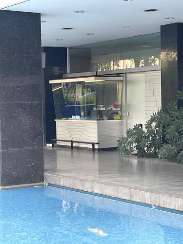 un immeuble avec une piscine devant un immeuble dans l'établissement Cosy Studio paris 16 Victor Hugo, à Paris