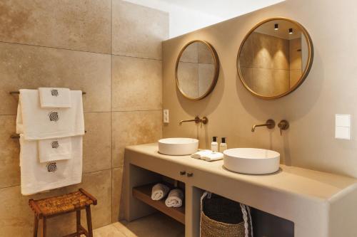 a bathroom with two sinks and a mirror at Boutique Hotel Los Limoneros in Moraira
