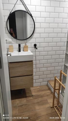 a bathroom with a sink and a mirror at Apartament CullerA in Cullera