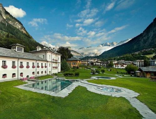 eine Luftansicht eines Resorts mit Bergen im Hintergrund in der Unterkunft La Maison de Julie in Pré-Saint-Didier