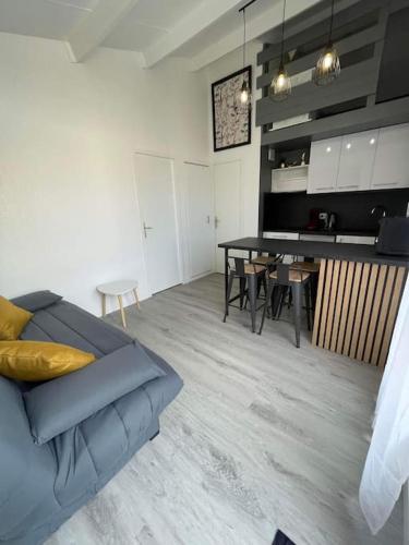 un salon avec un canapé et une table dans l'établissement T2 Familiaux - Confort & Plage à Pied, à Saint-Cyprien