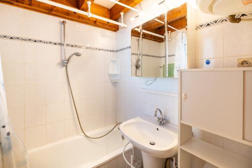 une salle de bain avec une douche, un lavabo et des toilettes dans l'établissement Le Parador - Vue montagne, aux Angles