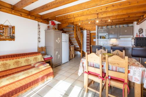 Cette chambre comprend une cuisine et une salle à manger avec une table. dans l'établissement Le Parador - Vue montagne, aux Angles