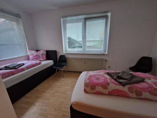 Postel nebo postele na pokoji v ubytování Gemütliche 3 Zimmer Wohnung im Herzen Wendelsteins bei Nürnberg - Messenähe, Christkindlesmarkt