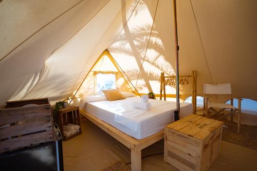 a bedroom with a bed in a tent at Kampaoh Sierra Nevada in Güéjar-Sierra