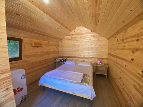 Łóżko lub łóżka w pokoju w obiekcie Anabella Sevan - Коттеджи рядом с озером Севан (Sevanavanq)